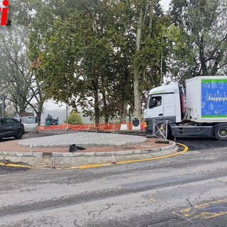 Immagine d'archivio della rotonda, scattata nell'autunno scorso pochi giorni prima del termine dei lavori di completamento