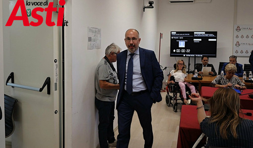 Il sindaco Rasero ritratto mentre lascia l'aula (ph. Merfephoto - Efrem Zanchettin)