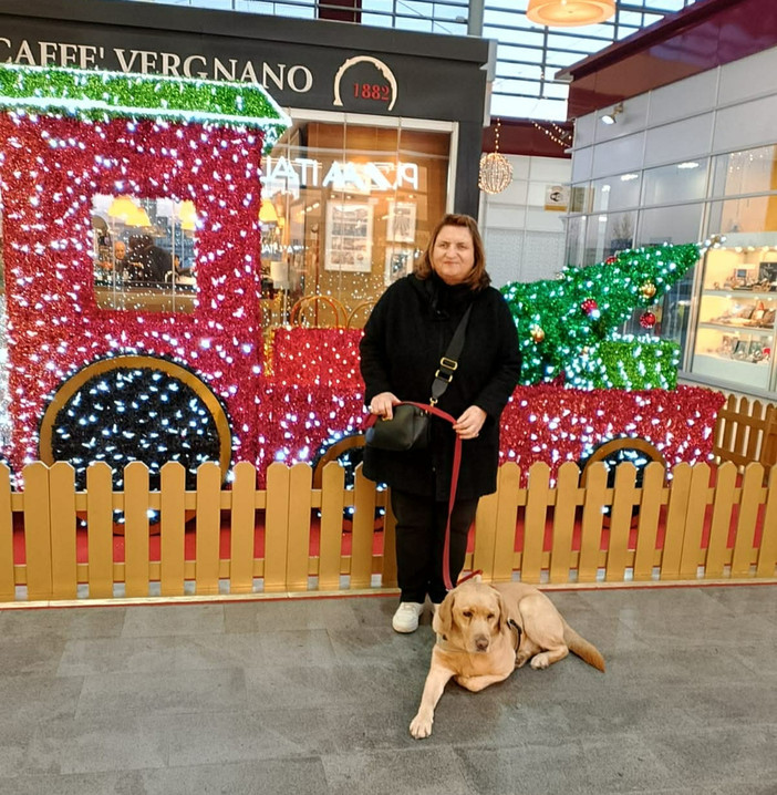 "A voi la zampa": la città vista con gli occhi di Robin Hood, il cane guida di Renata Sorba