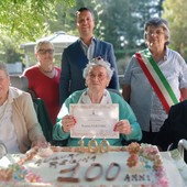 La neo centenaria con le autorità presenti, la sorella e il nipote
