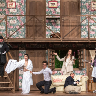 Rumori fuori scena arriva al Teatro Alfieri con il meccanismo perfetto della comicità inglese