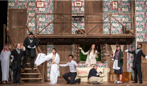 Rumori fuori scena arriva al Teatro Alfieri con il meccanismo perfetto della comicità inglese