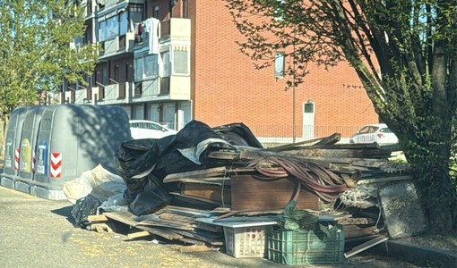 Asti, via Arno ancora "ostaggio" di cumuli di rifiuti abbandonati