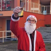 Un fiume di Babbo Natale colora la casa di riposo San Giuseppe a Castelnuovo Don Bosco