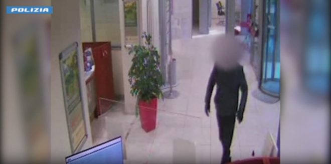 Fine della fuga: trovato il rapinatore che assaltò la Cassa di Risparmio di Asti in via Cibrario (ma era in carcere a Siena) [VIDEO]