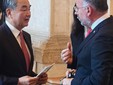 Il sindaco con il ministro degli Esteri cinese Wang Yi, cui ha regalato un libro di Francesco Antonio Lepore su Marco Polo