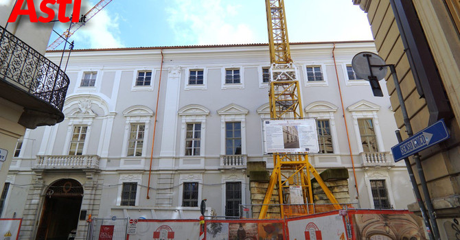L'enorme gru, rimossa ormai da qualche mese, che ha cappeggiato a lungo davanti alla facciata di Palazzo Ottolenghi L'enorme gru, rimossa ormai da qualche mese, che ha cappeggiato a lungo davanti alla facciata di Palazzo Ottolenghi