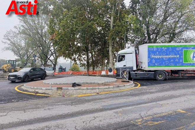 Immagine d'archivio della rotonda, scattata nell'autunno scorso pochi giorni prima del termine dei lavori di completamento