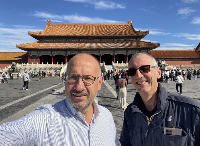 Il sindaco Rasero e il consigliere Berzano ritratti in una foto d'archivio durante una visita in Cina Il sindaco Rasero e il consigliere Berzano ritratti in una foto d'archivio durante una visita in Cina