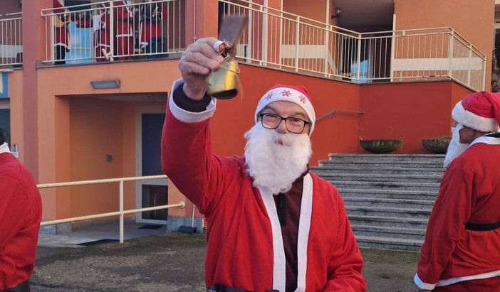 Un fiume di Babbo Natale colora la casa di riposo San Giuseppe a Castelnuovo Don Bosco