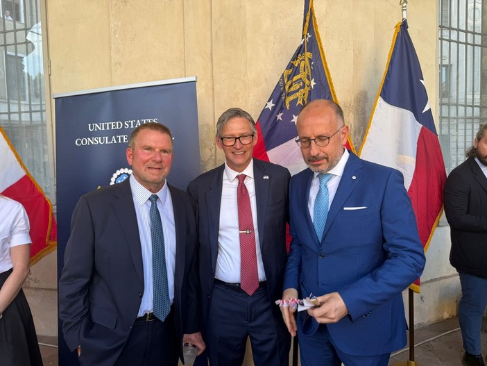 Il sindaco Rasero ritratto con l'ambasciatore (primo da sinistra nell'immagine) e il console USA