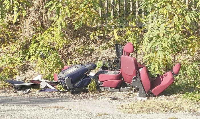 Decoro urbano, ennesima denuncia social: "Via dello Scalo è una discarica" Decoro urbano, ennesima denuncia social: "Via dello Scalo è una discarica"