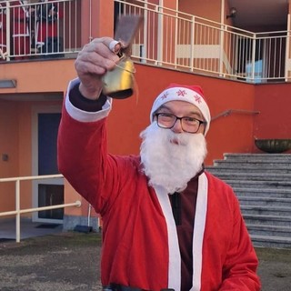 Un fiume di Babbo Natale colora la casa di riposo San Giuseppe a Castelnuovo Don Bosco
