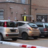 Mario Roggero fuori dal suo negozio, nei minuti successivi alla rapina Mario Roggero fuori dal suo negozio, nei minuti successivi alla rapina