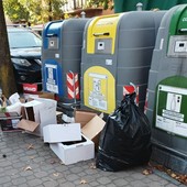 Una delle segnalazioni di rifiuti abbandonati in corso Savona