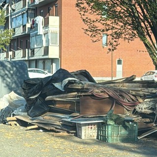 Asti, via Arno ancora "ostaggio" di cumuli di rifiuti abbandonati