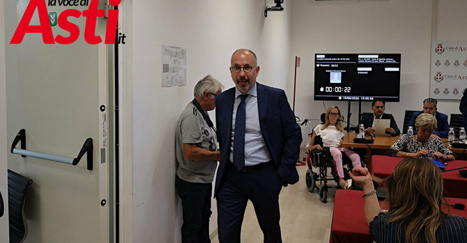 Il sindaco Rasero ritratto mentre lascia l'aula (ph. Merfephoto - Efrem Zanchettin) Il sindaco Rasero ritratto mentre lascia l'aula (ph. Merfephoto - Efrem Zanchettin)