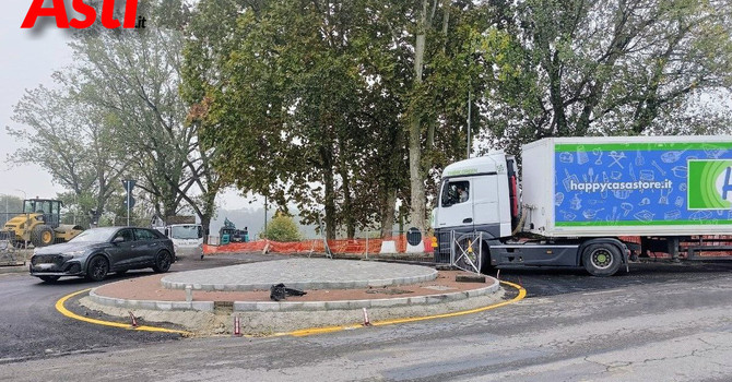 Immagine d'archivio della rotonda, scattata nell'autunno scorso pochi giorni prima del termine dei lavori di completamento Immagine d'archivio della rotonda, scattata nell'autunno scorso pochi giorni prima del termine dei lavori di completamento