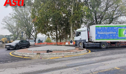 Immagine d'archivio della rotonda, scattata nell'autunno scorso pochi giorni prima del termine dei lavori di completamento