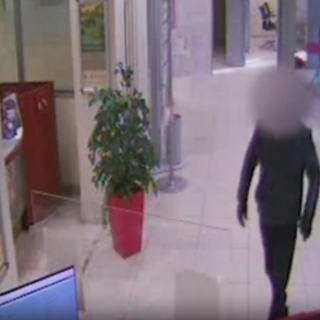 Fine della fuga: trovato il rapinatore che assaltò la Cassa di Risparmio di Asti in via Cibrario (ma era in carcere a Siena) [VIDEO]