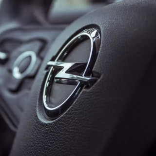 Airbag difettosi e rischio esplosione, maxi richiamo per alcuni modelli Opel