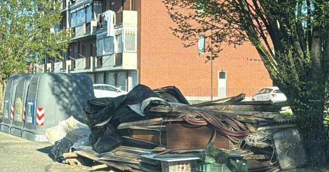 Asti, via Arno ancora "ostaggio" di cumuli di rifiuti abbandonati