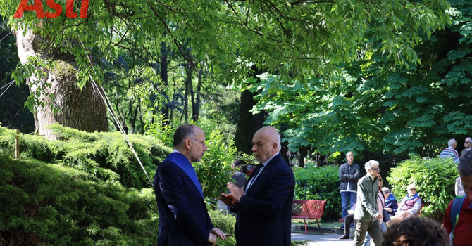 Maurizio Rasero nel suo ultimo giorno da presidente della Provincia con il presidente della Fondazione Livio Negro (MerfePhoto)