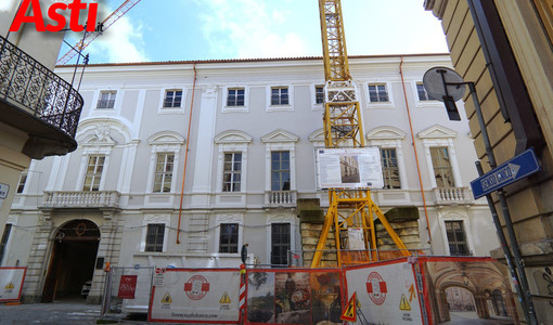 L'enorme gru, rimossa ormai da qualche mese, che ha cappeggiato a lungo davanti alla facciata di Palazzo Ottolenghi