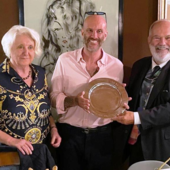 Nell'immagine, da sinistra a destra: Donatella Clinanti (vice delegata); Giacomo Stradella (figlio di Marisa Torta, che ha ritirato il premio) e Massimo Malfa