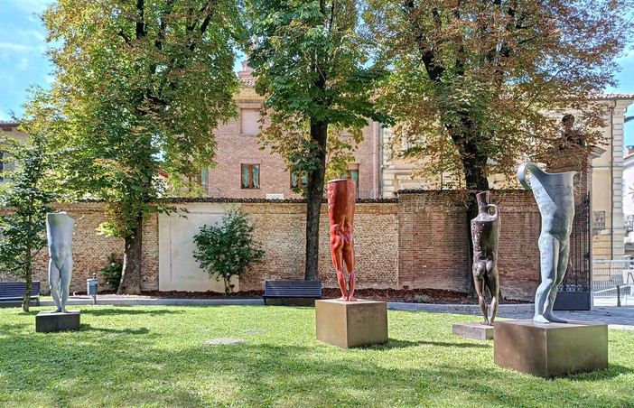 Sculture di Domenico Borrelli nel giardino di Palazzo Crova a Nizza Monferrato