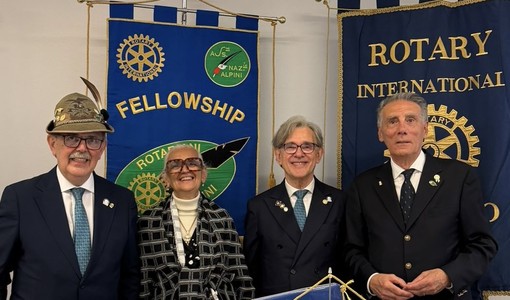 Nella foto, da sinistra: Giorgio Gianuzzi presidente ANA Sezione di Asti, Anna Maria Gianuzzi responsabile rapporti Rotary-Lions, Luigi Gentile Governatore Rotary Distretto 2032 e Antonio Abate (presidente FRA) Nella foto, da sinistra: Giorgio Gianuzzi presidente ANA Sezione di Asti, Anna Maria Gianuzzi responsabile rapporti Rotary-Lions, Luigi Gentile Governatore Rotary Distretto 2032 e Antonio Abate (presidente FRA)