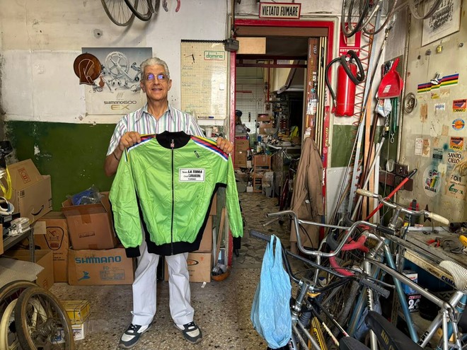 Tra gare nell'Astigiano, country e biciclette: la storia di Salvatore che chiude la sua celebre bottega