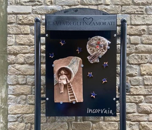 Una delle installazioni artistiche della Sternia canellese, percorso interamente dedicato agli innamorati