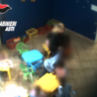 Asti, violenze e insulti razzisti in un asilo: sospese due educatrici [VIDEO]
