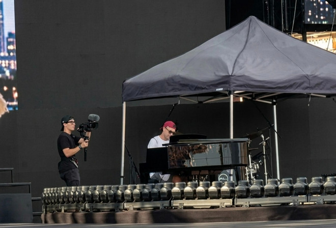 Simone Carè sul palco di Roma al concerto di Ultimo