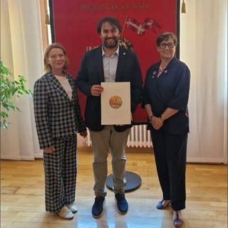 Nosenzo con la presidente Gallo Freschi (a destra, in abito blu) e Giovanna Marchitto,  presidente dello Zonta di Asti
