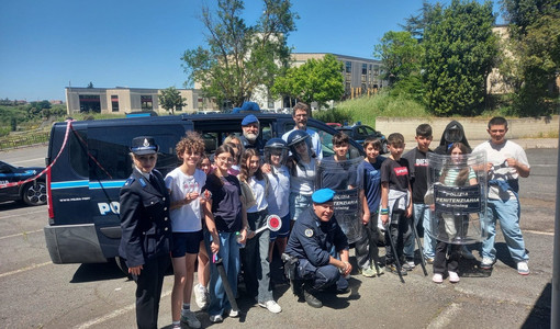Gli studenti della Vicàri e il dirigente scolastico Claudio Thoux con agenti della Polizia Penitenziaria