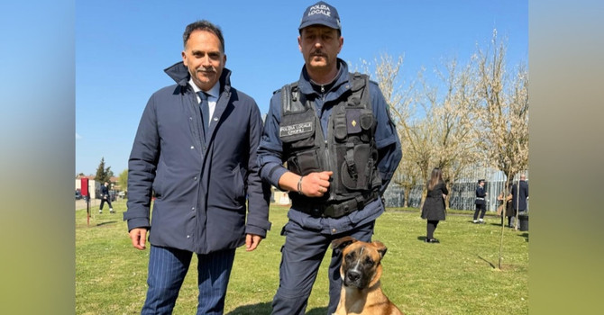 L'assessore Giacomini con Simba e il suo conduttore