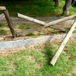 Vandali in azione nel centro di Costigliole d'Asti, il sindaco: &quot;Conosciamo i minori autori di questo e altri atti danneggiamenti&quot;