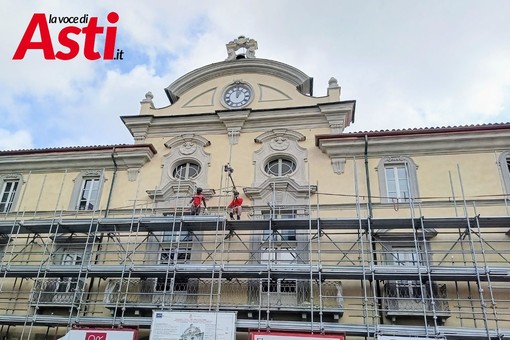 Inizia la scopertura del cantiere del Municipio: la cerimonia di segnatura Palio torna alla balconata di piazza San Secondo