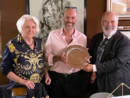 Nell'immagine, da sinistra a destra: Donatella Clinanti (vice delegata); Giacomo Stradella (figlio di Marisa Torta, che ha ritirato il premio) e Massimo Malfa Nell'immagine, da sinistra a destra: Donatella Clinanti (vice delegata); Giacomo Stradella (figlio di Marisa Torta, che ha ritirato il premio) e Massimo Malfa