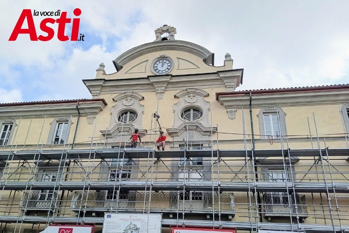 Inizia la scopertura del cantiere del Municipio: la cerimonia di segnatura Palio torna alla balconata di piazza San Secondo