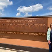 Anna Macchia e la frase della poetessa Szymborska in piazza delle Donne Anna Macchia e la frase della poetessa Szymborska in piazza delle Donne