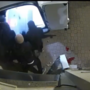 &quot;Così ci hanno svuotato la gioielleria in 4 minuti&quot;: sui social il video della 'spaccata' [VIDEO]