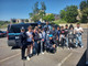 Gli studenti della Vicàri e il dirigente scolastico Claudio Thoux con agenti della Polizia Penitenziaria