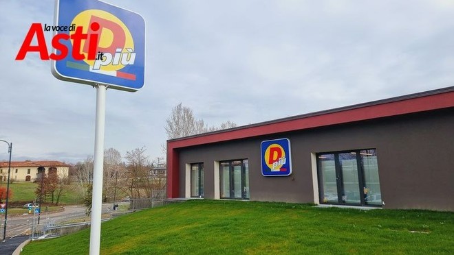 Un'immagine d'archivio del punto vendita preso di mira Un'immagine d'archivio del punto vendita preso di mira