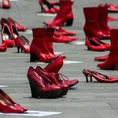 Scarpette rosse, simbolo internazionale del contrasto alla violenza sulle donne