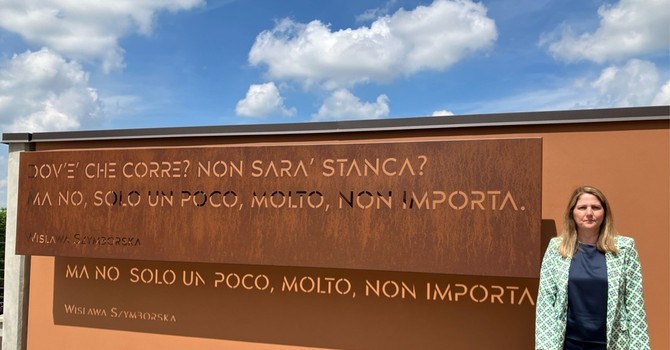 Anna Macchia e la frase della poetessa Szymborska in piazza delle Donne