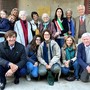 Nell'immagine il sindaco Macchia con gli eredi, dopo lo scoprimento della targa
