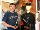 Massimo Umberto Tomalino con la sciabola e l'uniforme del minatore